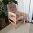 Klasyczny pikowany fotel wypoczynkowy dla seniora na drewnianym stelażu Ludwik różowy jasny dąb