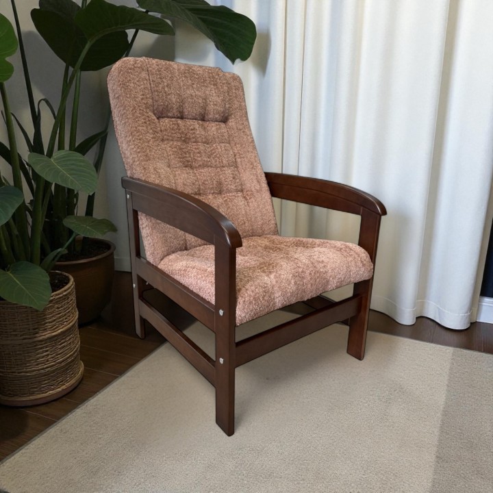 Klasyczny pikowany fotel wypoczynkowy dla seniora na drewnianym stelażu Ludwik różowy orzech