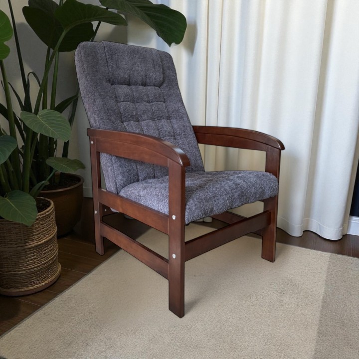 Klasyczny pikowany fotel wypoczynkowy dla seniora na drewnianym stelażu Ludwik ciemnoszary orzech