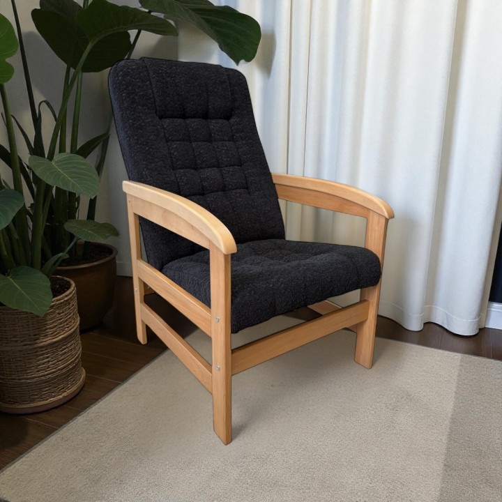 Klasyczny pikowany fotel wypoczynkowy dla seniora na drewnianym stelażu Ludwik czarny jasny dąb