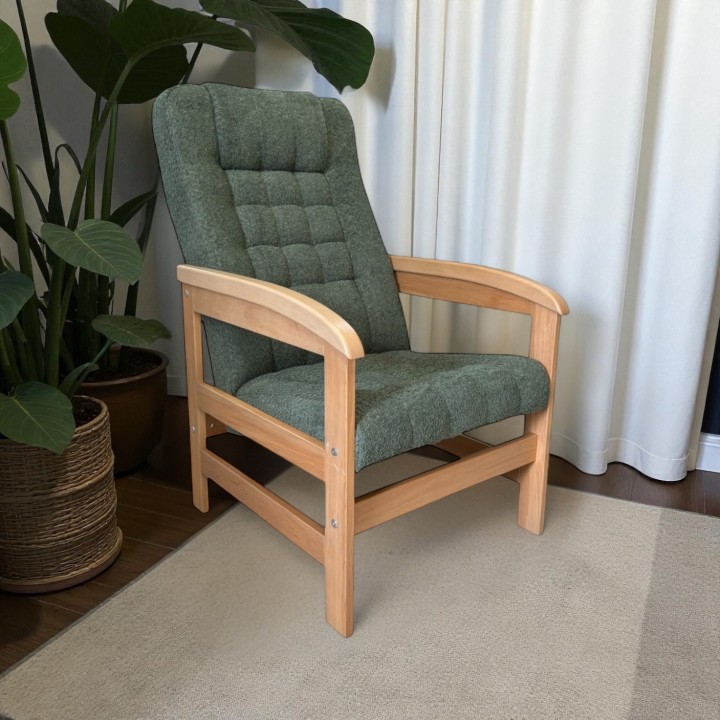 Klasyczny pikowany fotel wypoczynkowy dla seniora na drewnianym stelażu Ludwik oliwkowy jasny dąb
