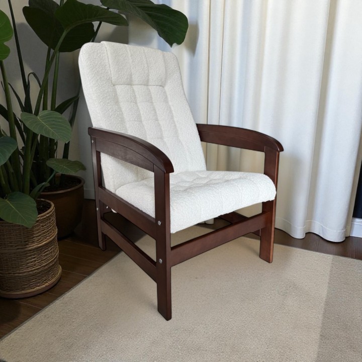 Klasyczny pikowany fotel wypoczynkowy dla seniora na drewnianym stelażu Ludwik śmietankowy orzech