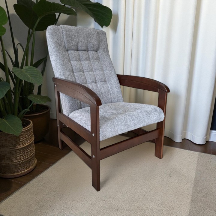 Klasyczny pikowany fotel wypoczynkowy dla seniora na drewnianym stelażu Ludwik jasnoszary orzech
