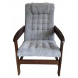 Klasyczny pikowany fotel wypoczynkowy dla seniora na drewnianym stelażu Ludwik jasnoszary orzech