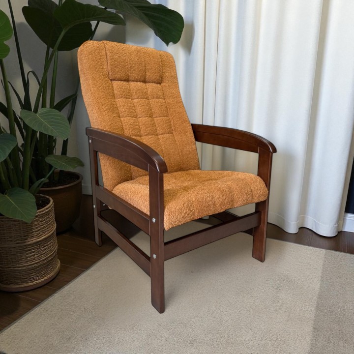 Klasyczny pikowany fotel wypoczynkowy dla seniora na drewnianym stelażu Ludwik miodowy orzech