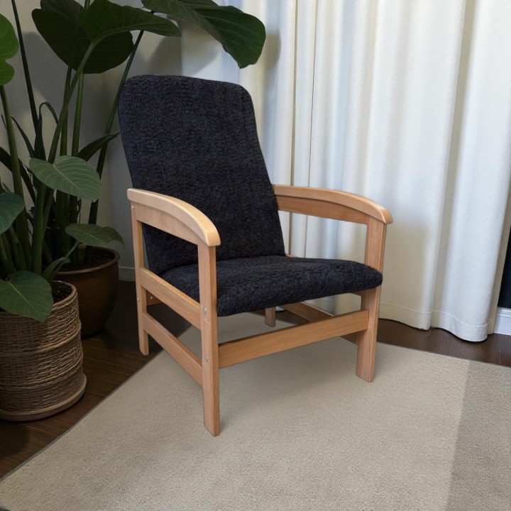 Klasyczny fotel wypoczynkowy dla seniora na drewnianym stelażu Ludwik czarny jasny dąb