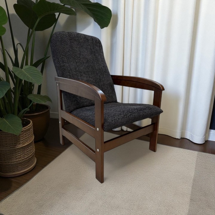 Klasyczny fotel wypoczynkowy dla seniora na drewnianym stelażu Ludwik czarny orzech