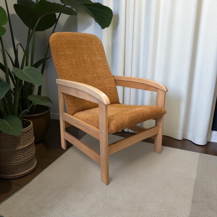 Klasyczny fotel wypoczynkowy dla seniora na drewnianym stelażu Ludwik musztardowy jasny dąb