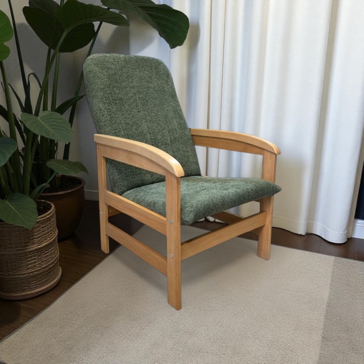 Klasyczny fotel wypoczynkowy dla seniora na drewnianym stelażu Ludwik oliwkowy jasny dąb