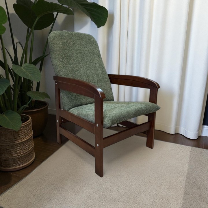 Klasyczny fotel wypoczynkowy dla seniora na drewnianym stelażu Ludwik oliwkowy orzech
