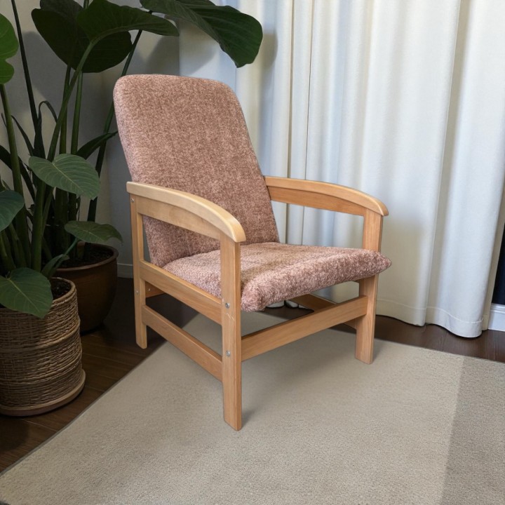 Klasyczny fotel wypoczynkowy dla seniora na drewnianym stelażu Ludwik różowy jasny dąb